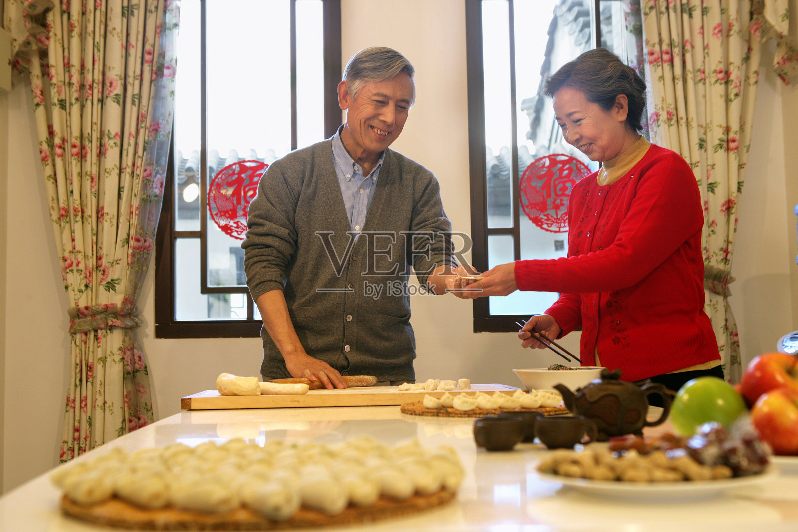 中国老年夫妇春节包饺子照片摄影图片