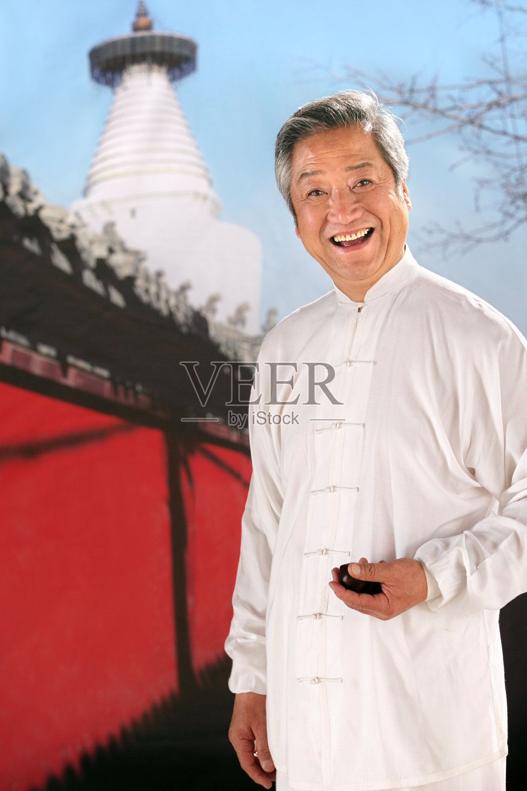 oriental senior man beside the temple照片摄影图片