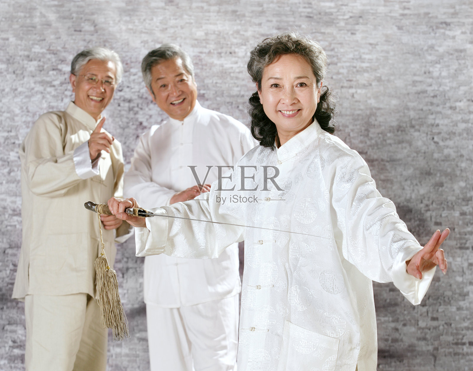 three oriental senior adults doing Taijiquan照片摄影图片