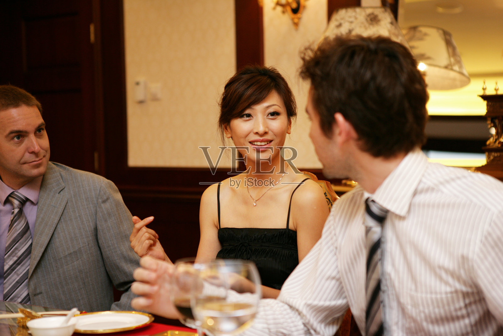 东西方人举杯庆祝照片摄影图片