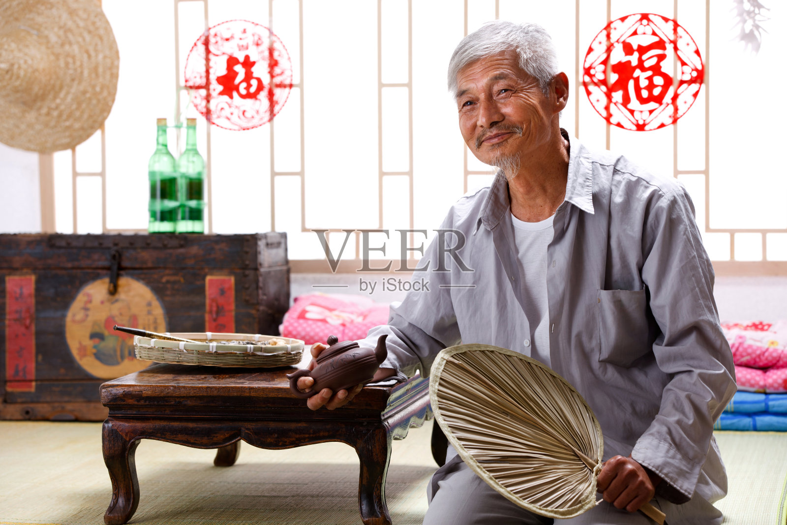 一个农民坐在家中休息照片摄影图片