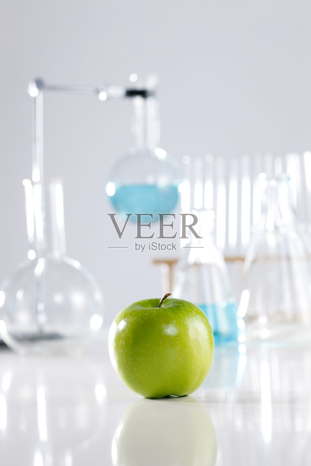 实验室器皿青苹果照片摄影图片