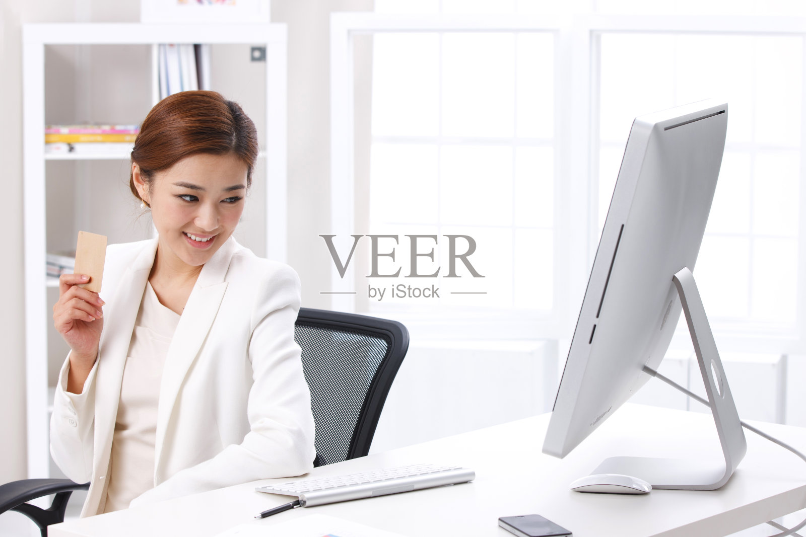 青年商务女士拿着信用卡照片摄影图片