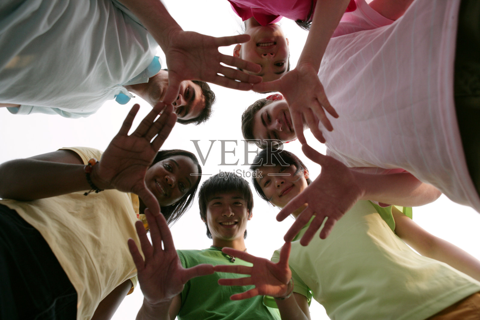 东方人和西方人在一起照片摄影图片