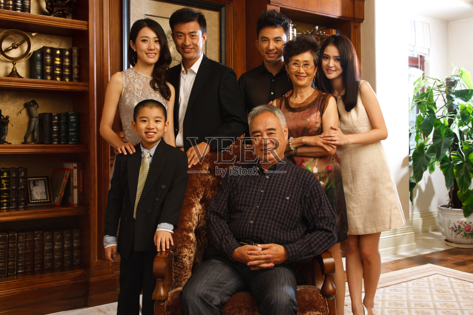 东方人家庭聚会照片摄影图片
