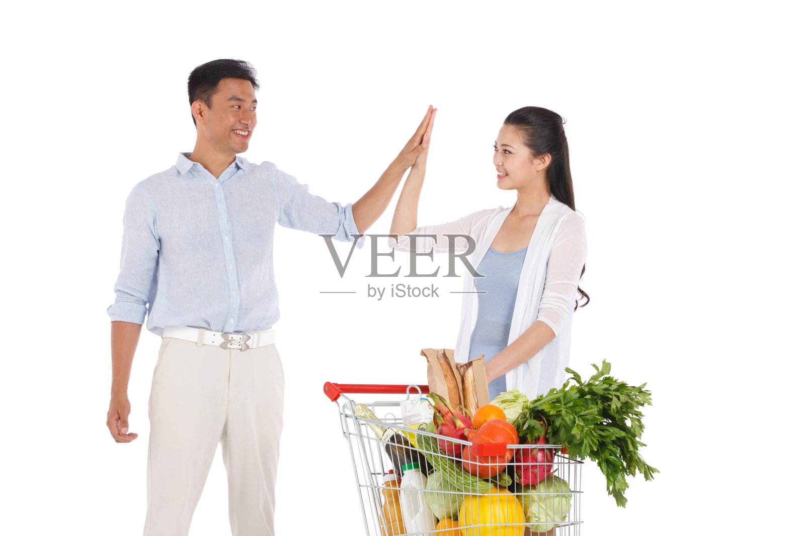 青年夫妇推着购物车照片摄影图片