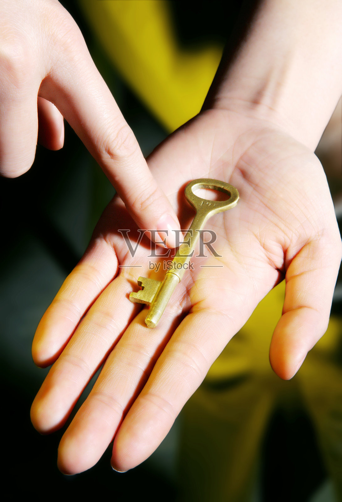 手捧钥匙照片摄影图片