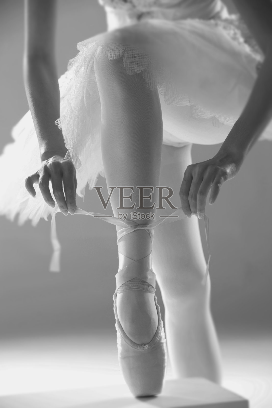 女人穿芭蕾舞鞋照片摄影图片