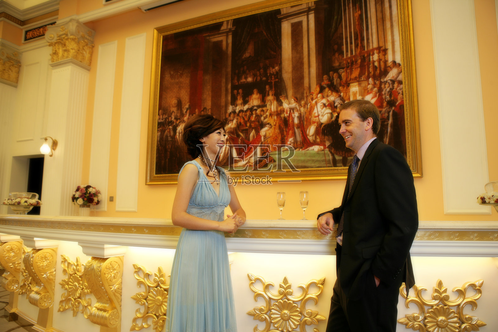 东西方人讨论工作照片摄影图片