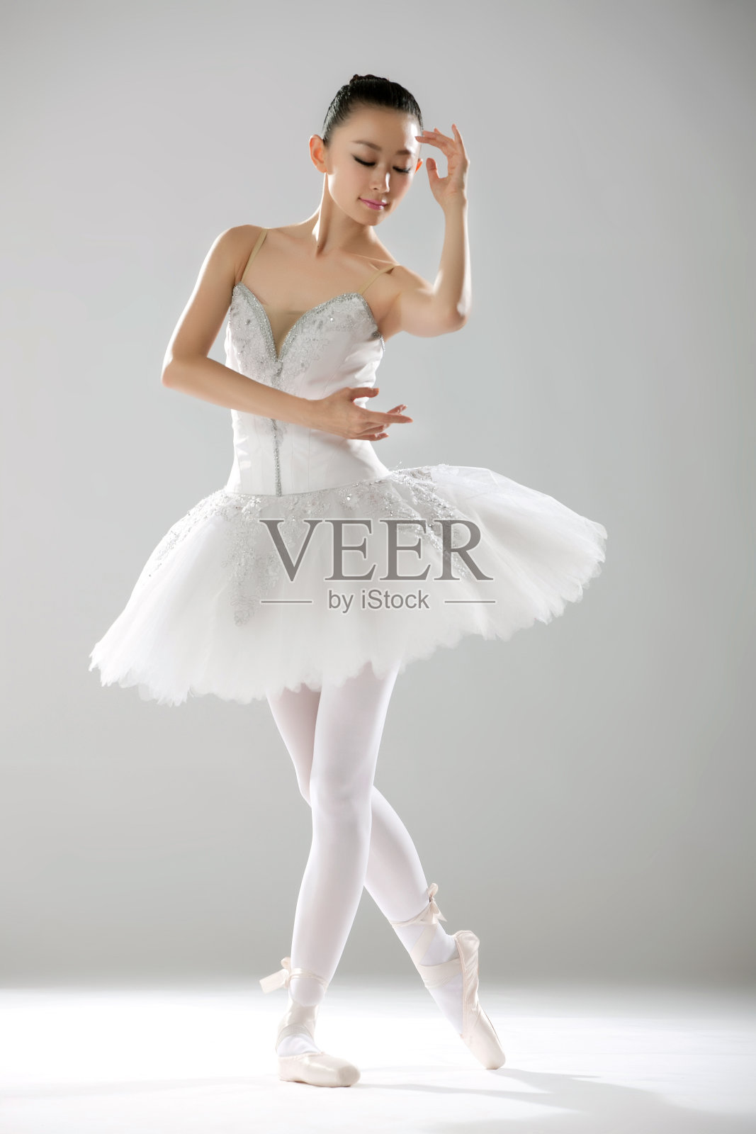 青年女人跳芭蕾舞照片摄影图片