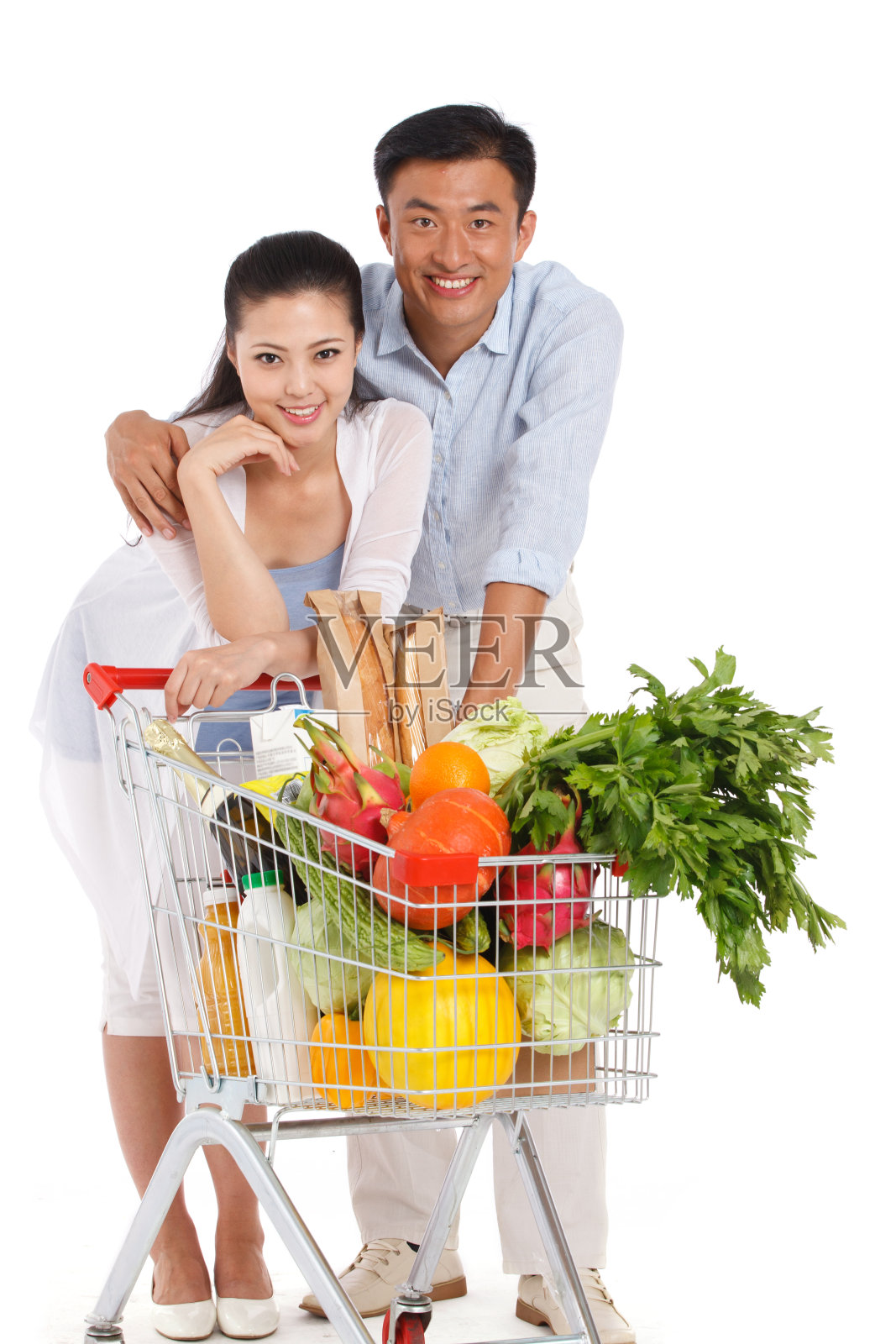 青年夫妇推着购物车照片摄影图片