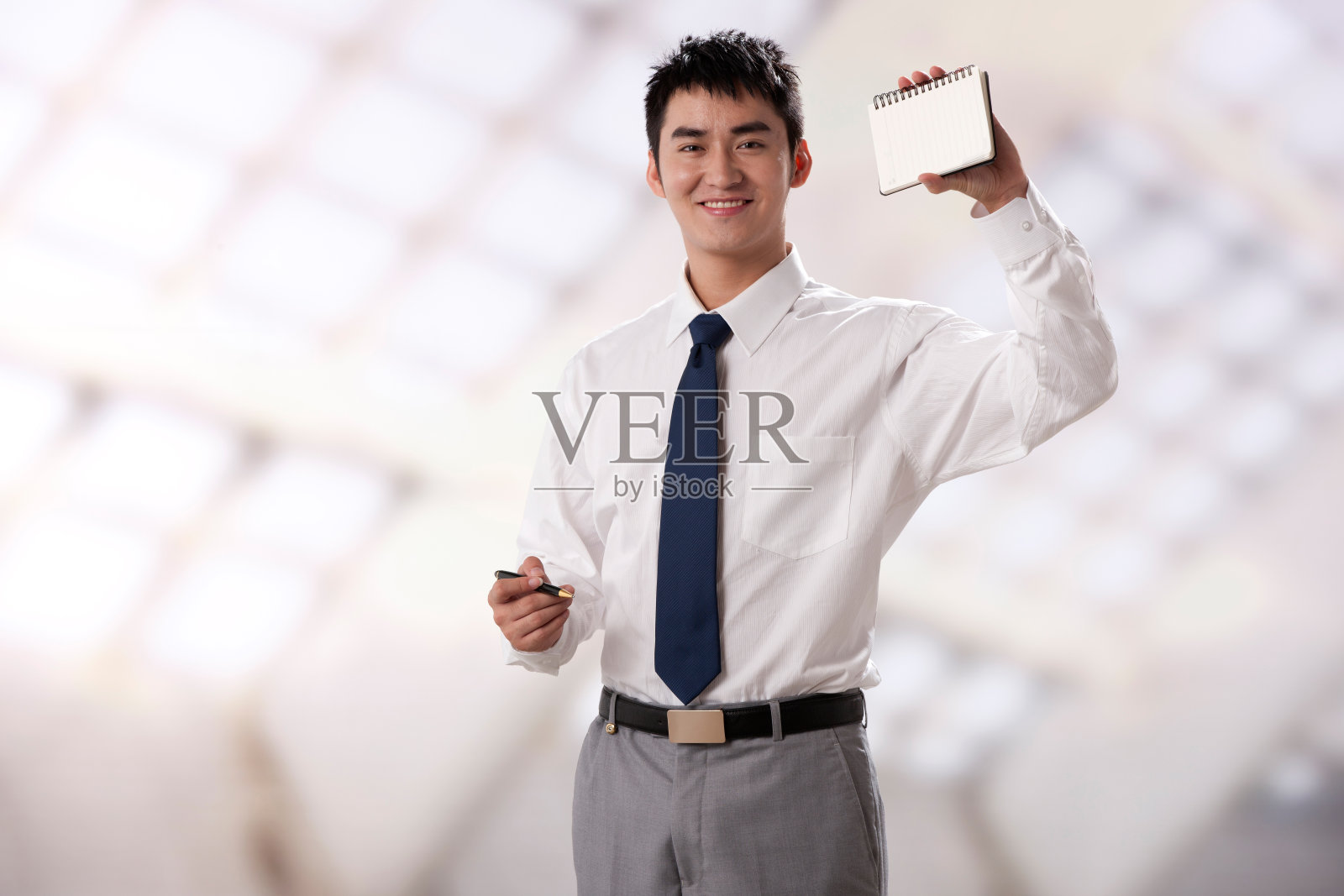 青年商务男士手拿日记本照片摄影图片