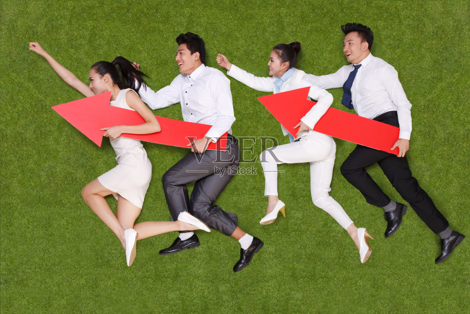 年轻男女在草地上嬉戏照片摄影图片