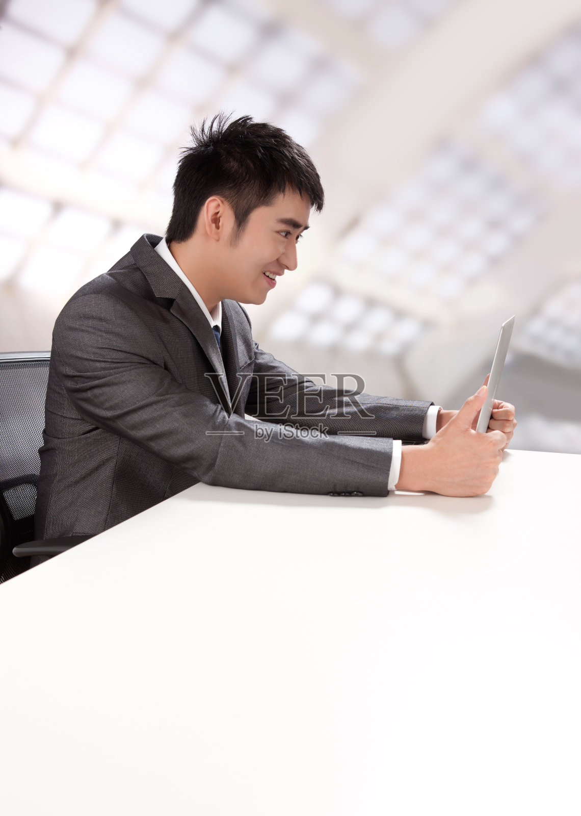 青年商务男士在办公室里看电脑照片摄影图片