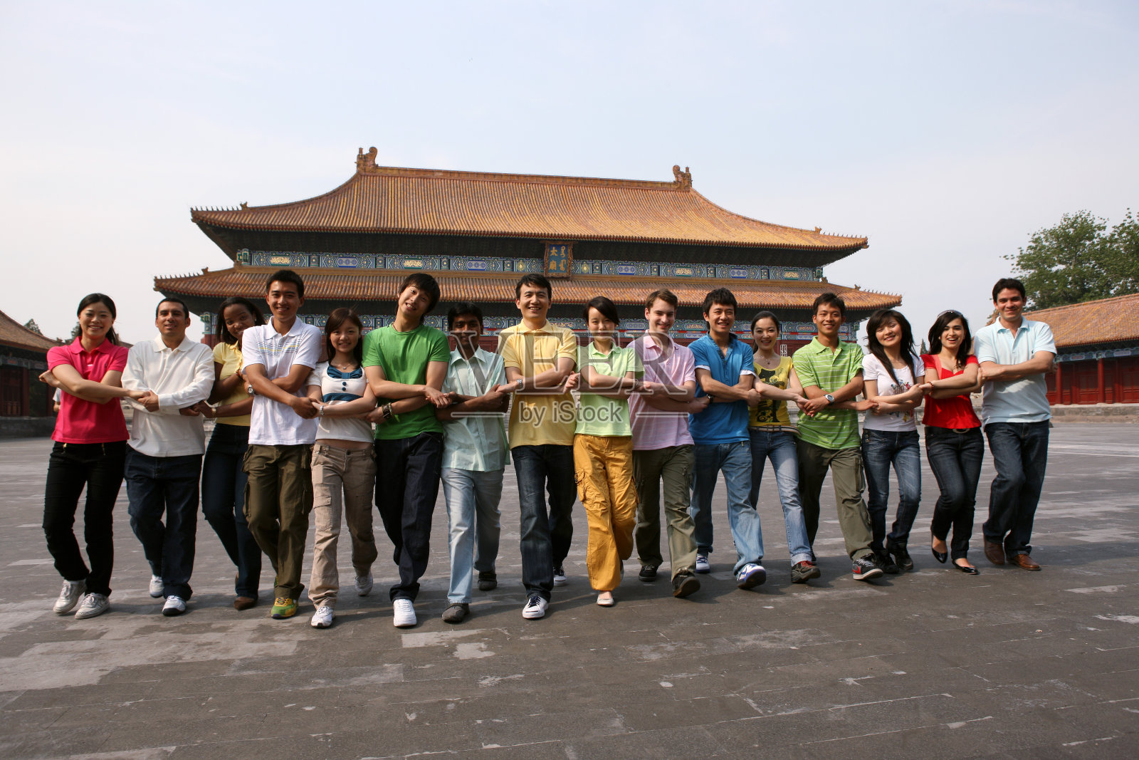 东西方人欢聚在故宫太庙照片摄影图片