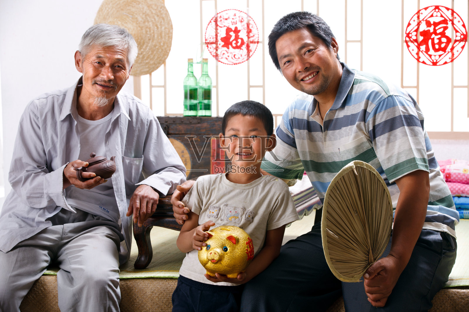 农民祖孙三代坐在家中休息照片摄影图片