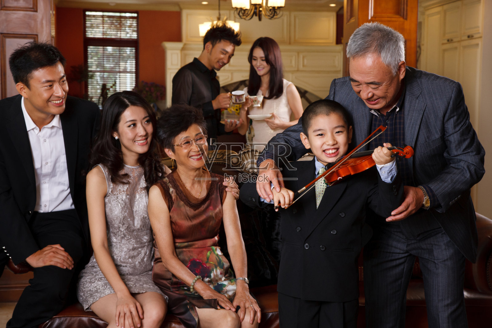 东方人家庭聚会照片摄影图片