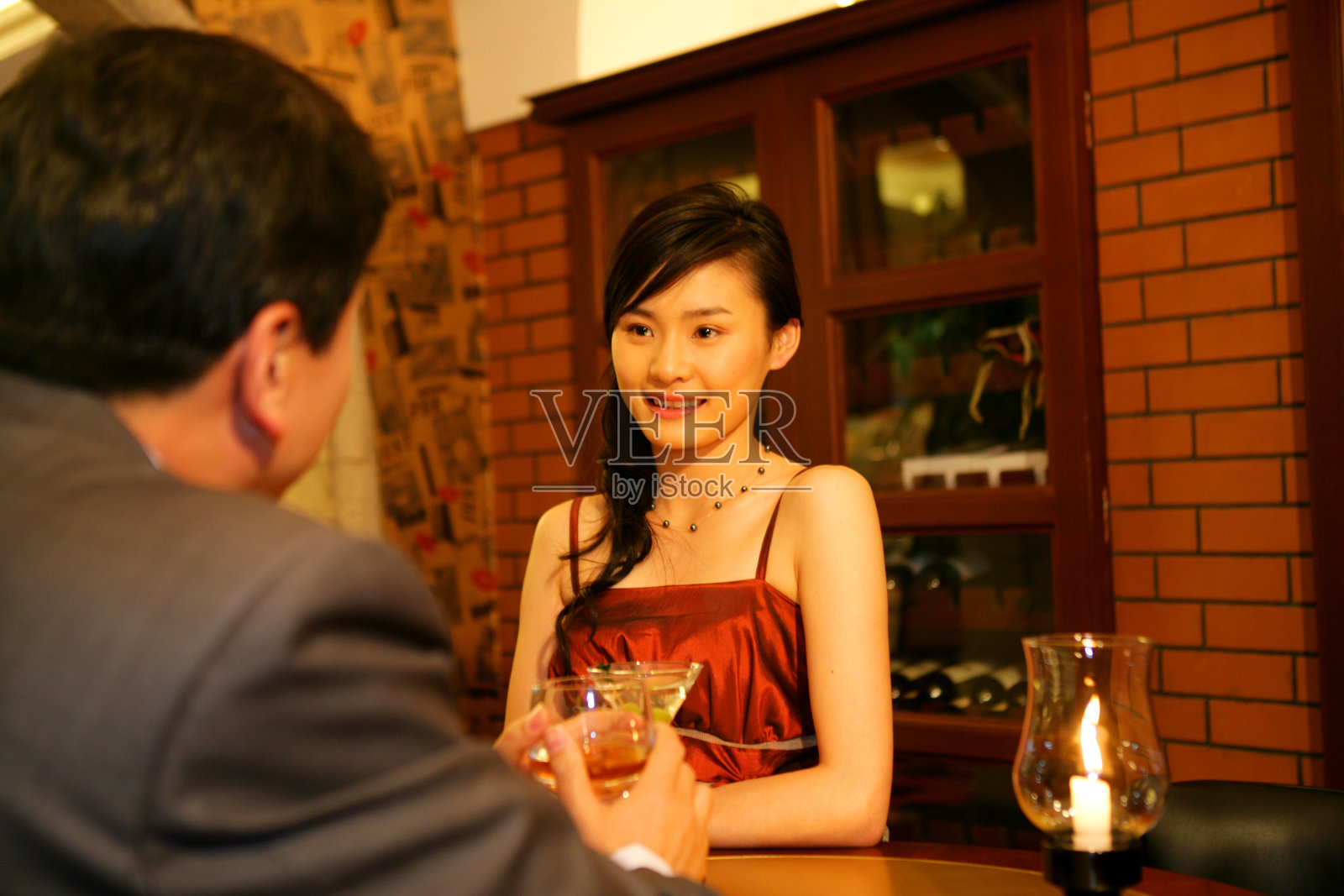 一对男女在酒店酒吧饮酒照片摄影图片