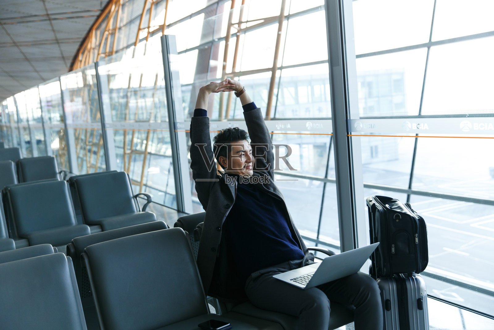 商务男士在机场照片摄影图片