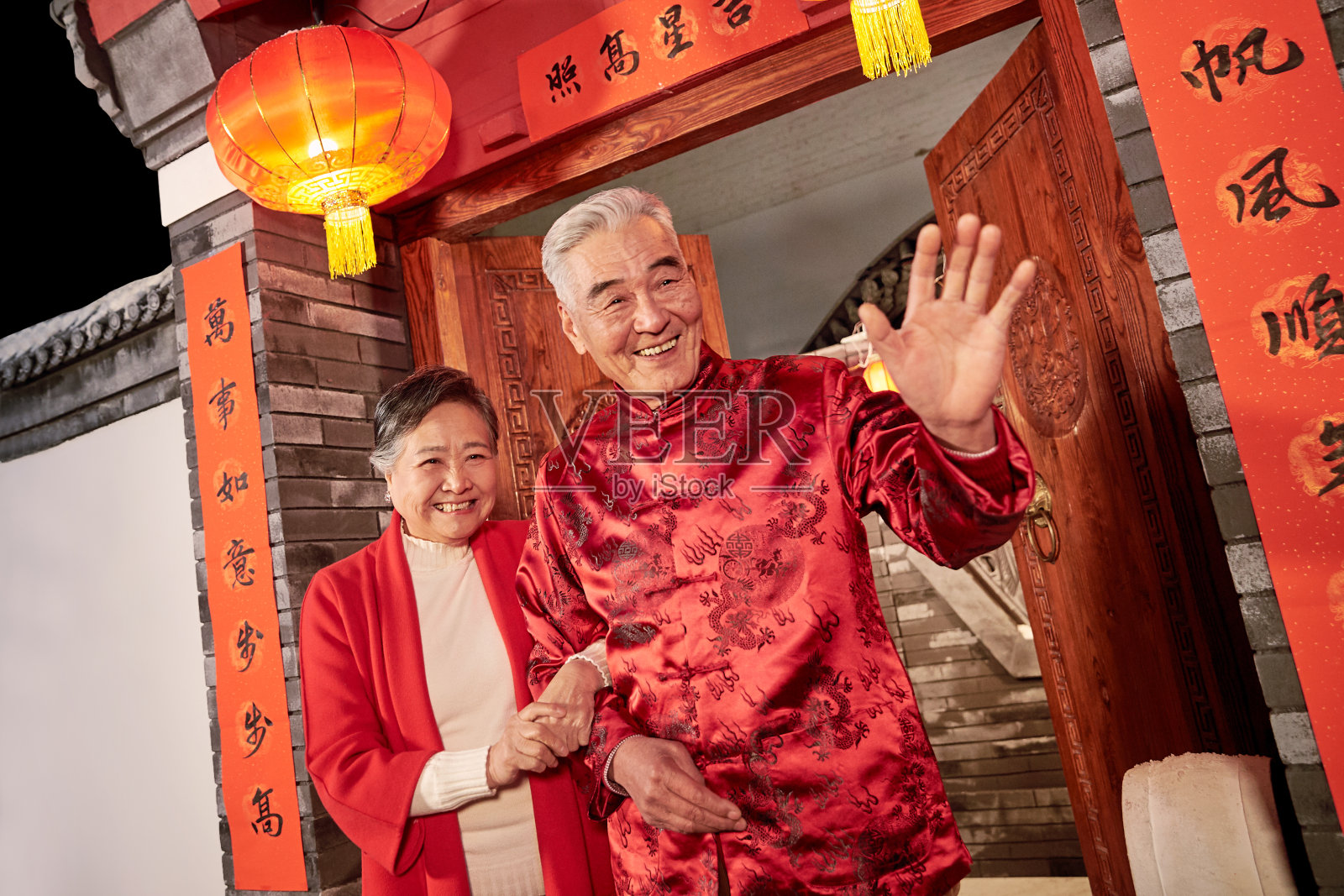 老年夫妇过新年照片摄影图片