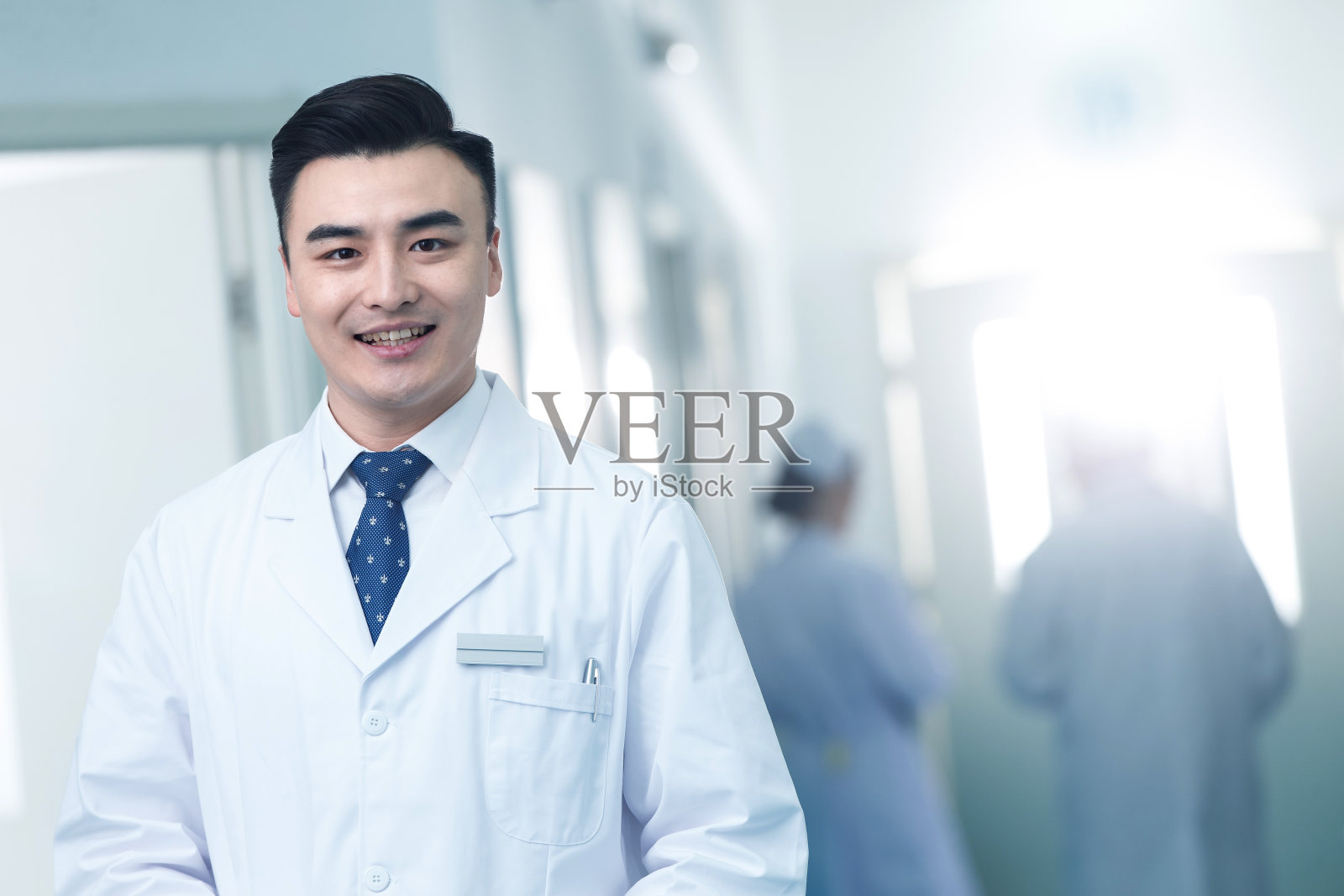 医务工作者在医院走廊照片摄影图片