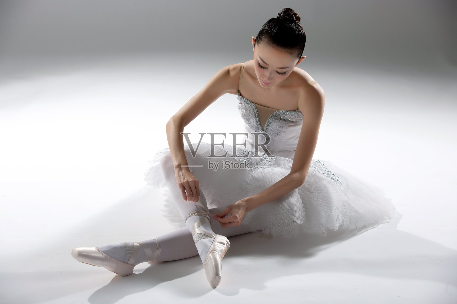 女人系芭蕾舞鞋带照片摄影图片