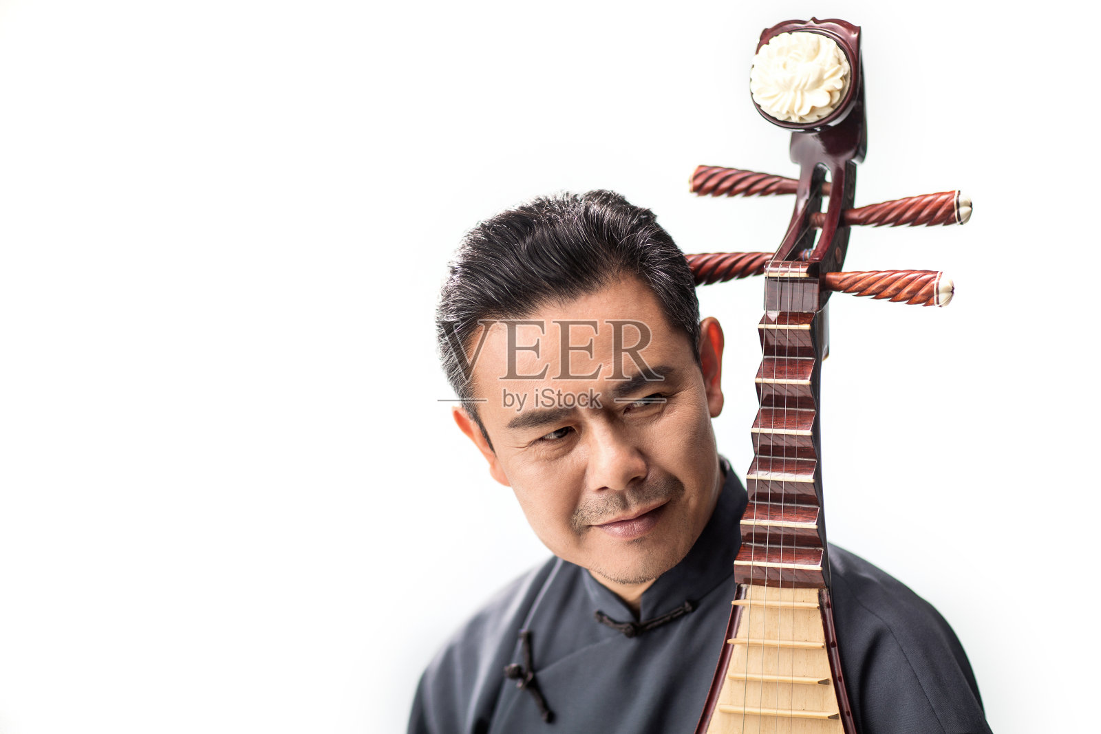 男艺术家在弹琵琶照片摄影图片