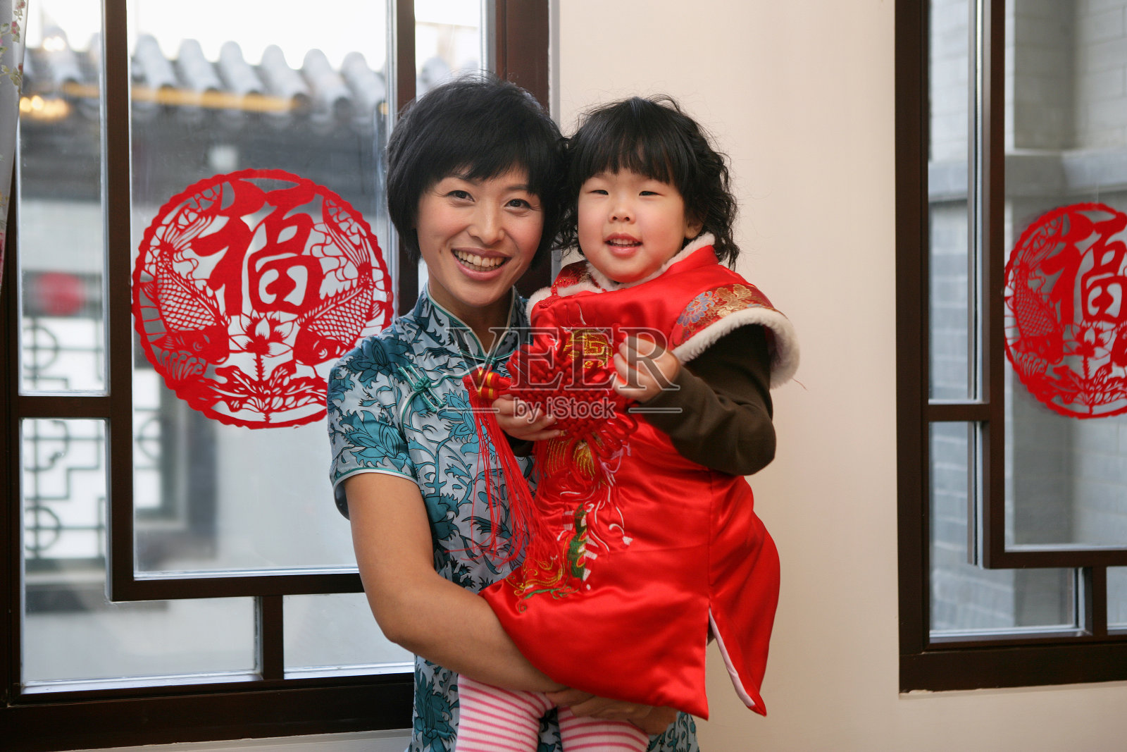 中国年轻妈妈抱着孩子照片摄影图片