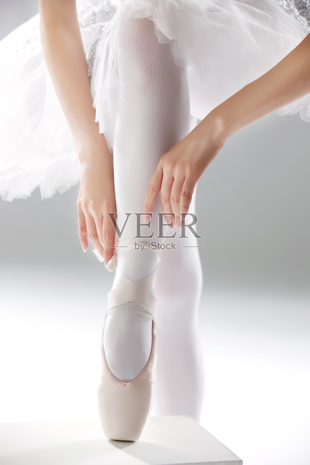 女人穿芭蕾舞鞋照片摄影图片