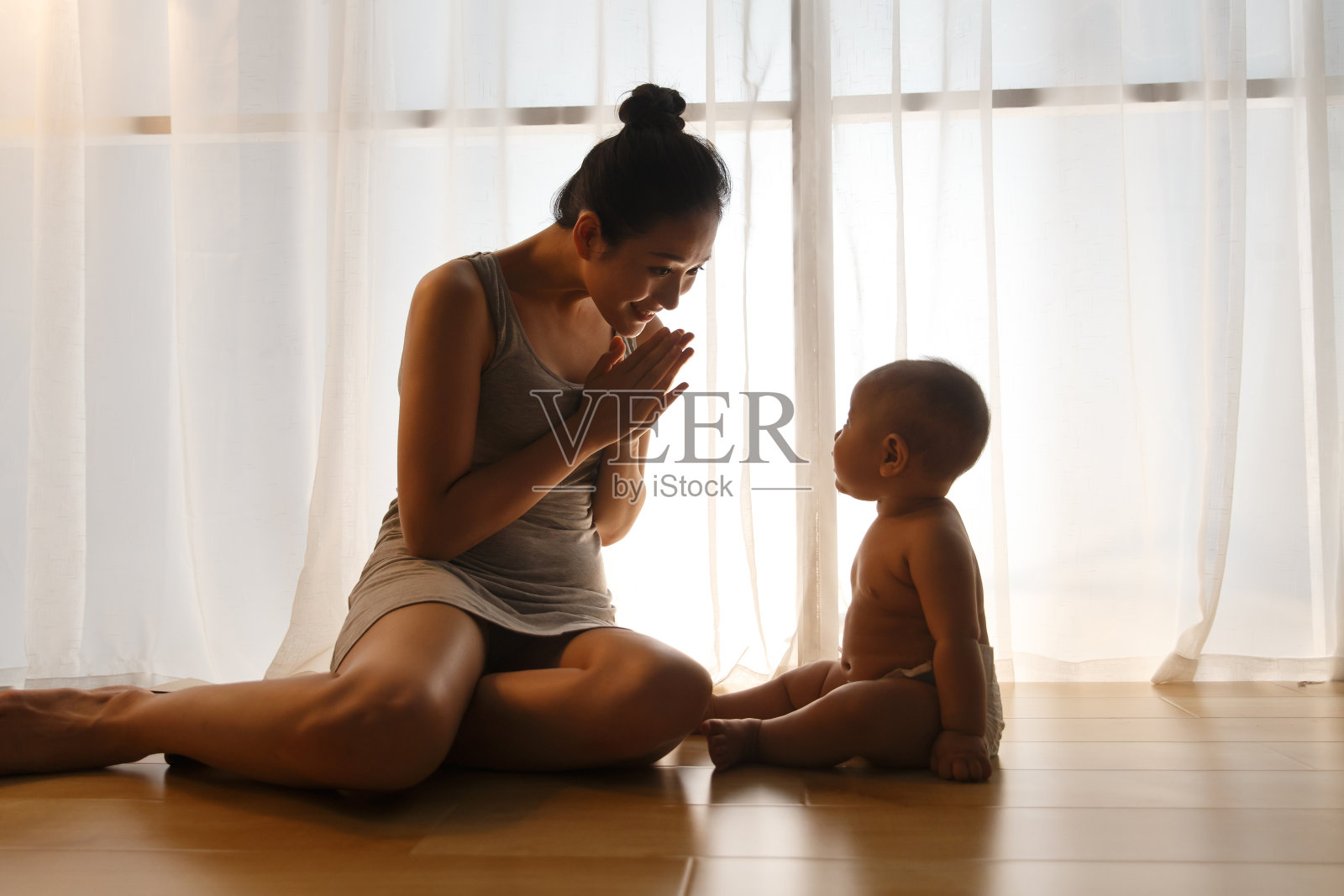 妈妈陪宝宝玩耍照片摄影图片