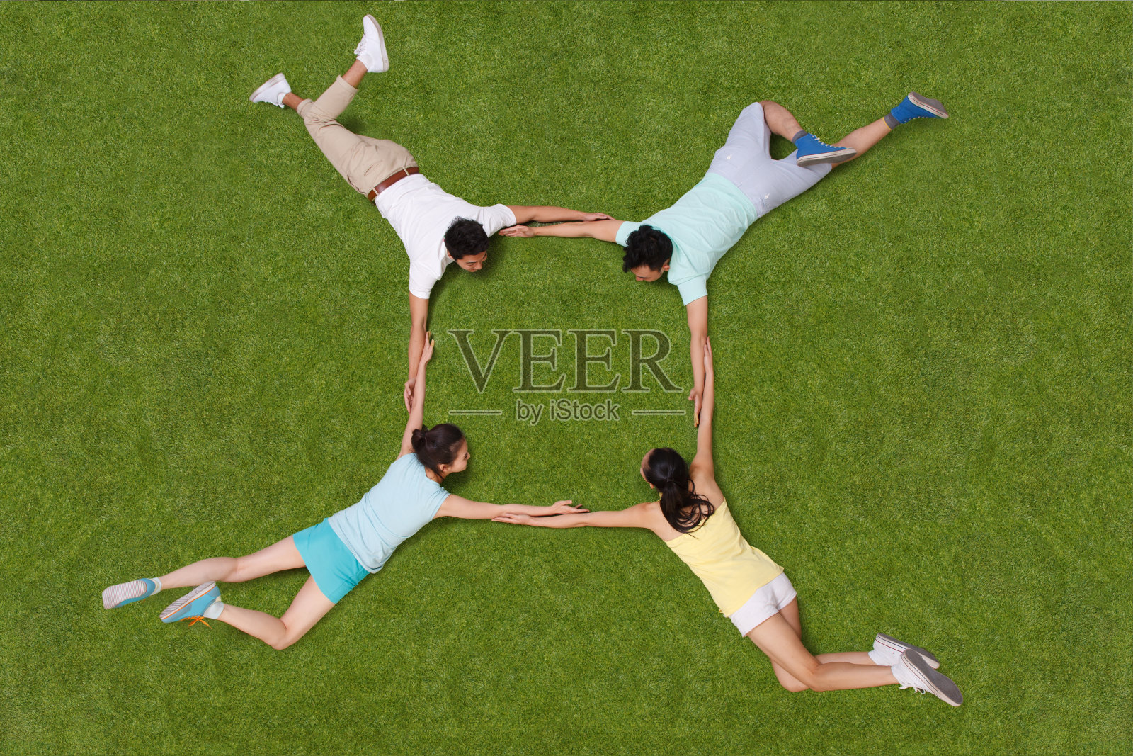 年轻男女躺在草地上照片摄影图片