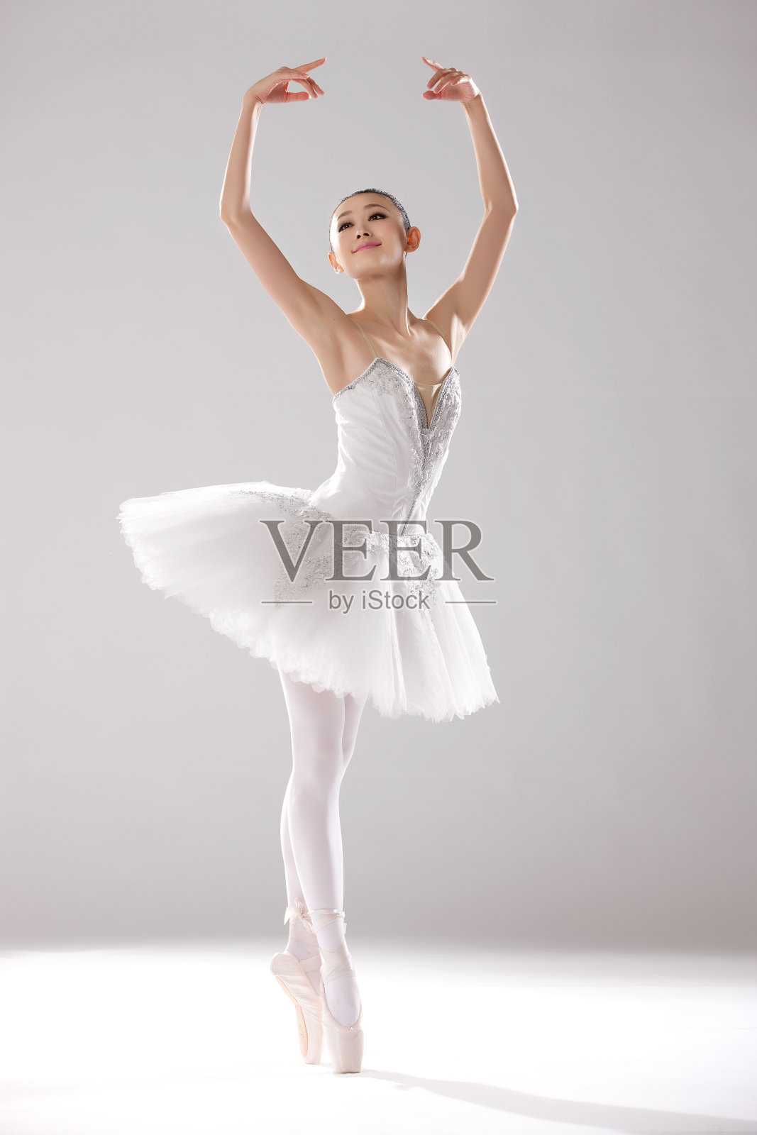 青年女人跳芭蕾舞照片摄影图片