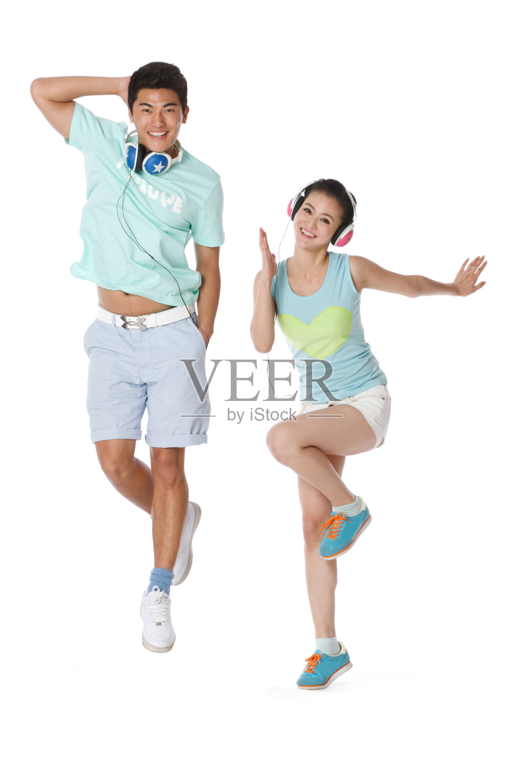 时尚活力的年轻人听着音乐跳动照片摄影图片