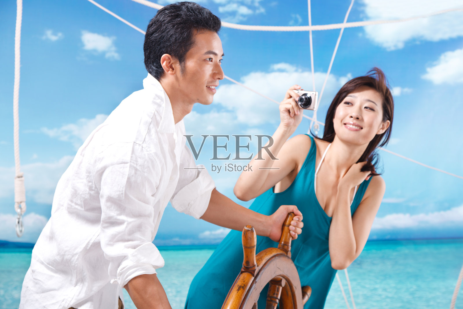 东方情侣海滩休闲生活照片摄影图片