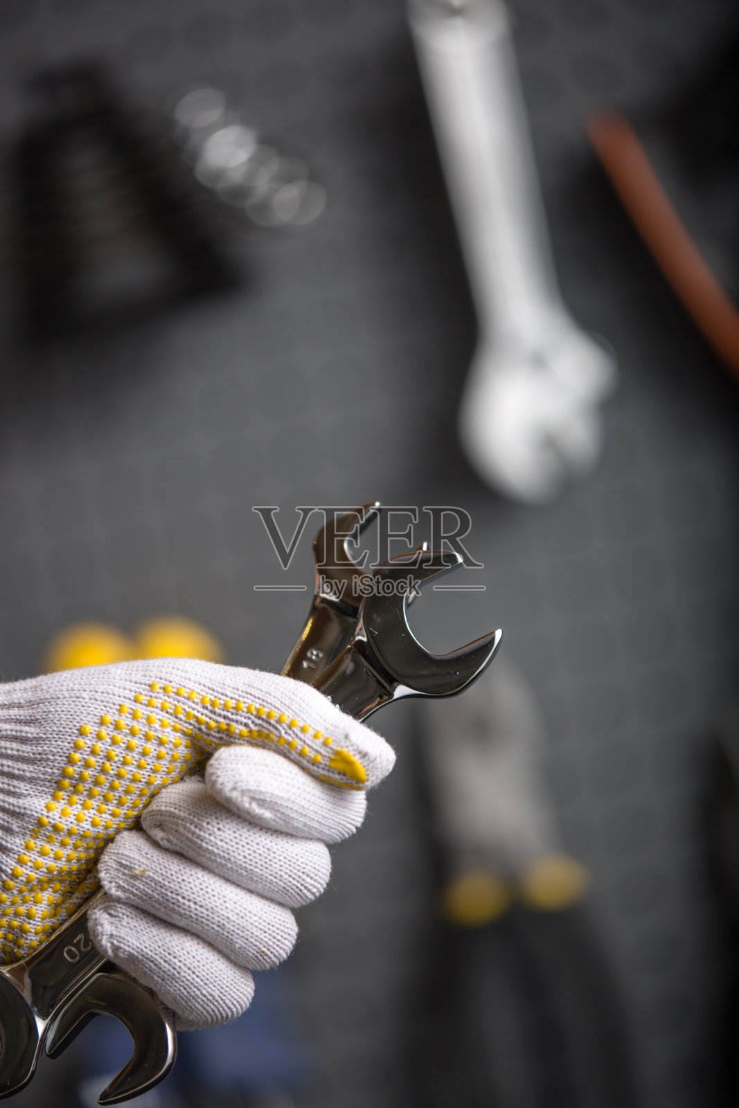 机械工人拿着扳手照片摄影图片