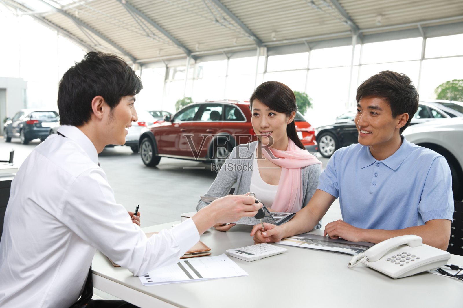 夫妇在4S店购买汽车照片摄影图片