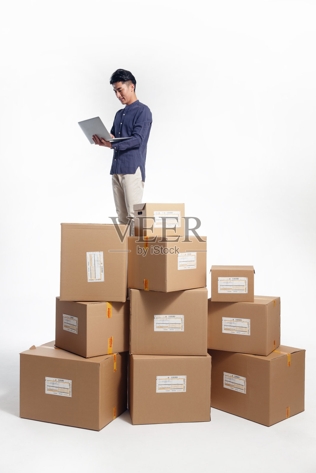 青年男人使用电脑照片摄影图片