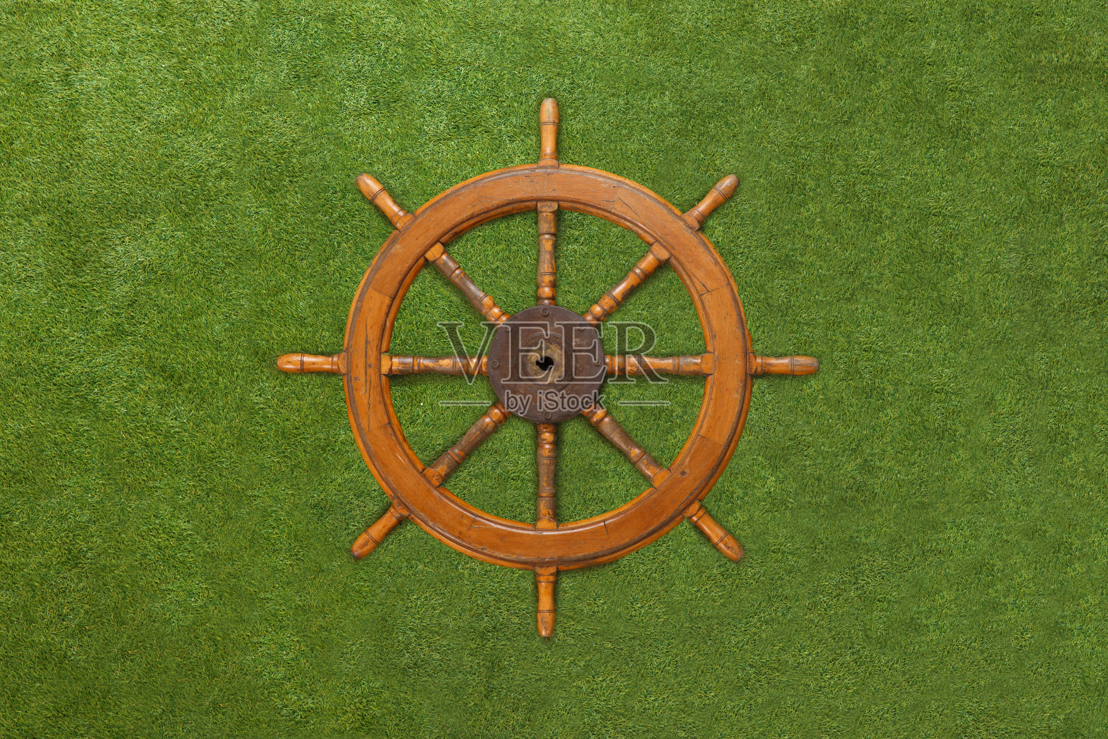 草地上的游艇方向盘照片摄影图片