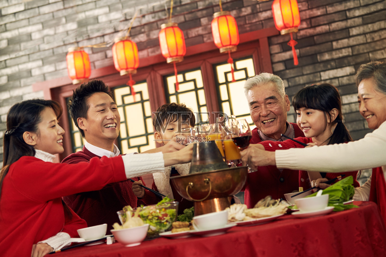 幸福家庭吃团圆饭照片摄影图片