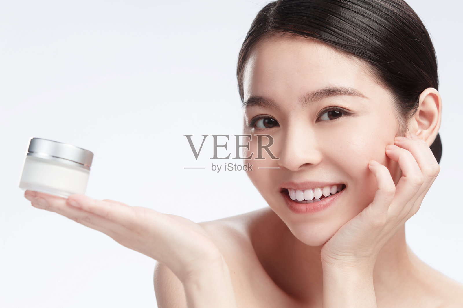 青年女人拿着护肤品照片摄影图片