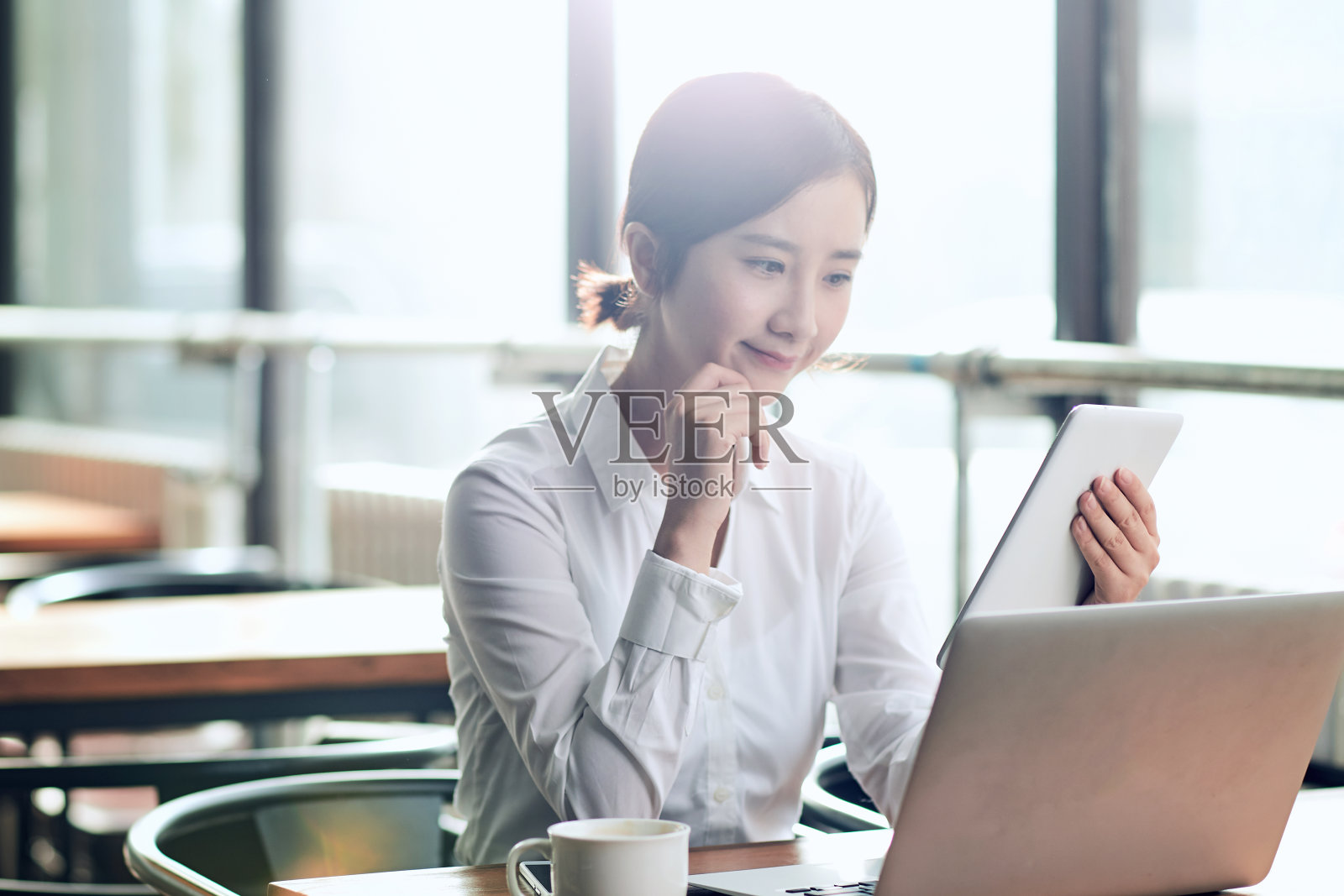 商务女士使用电脑照片摄影图片