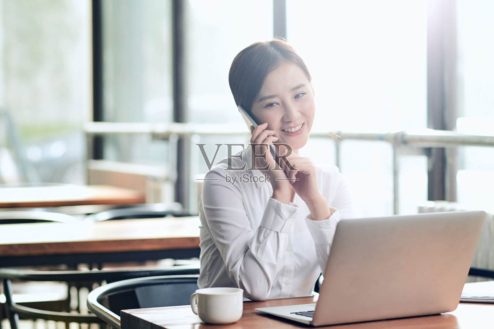 商务女士打电话照片摄影图片