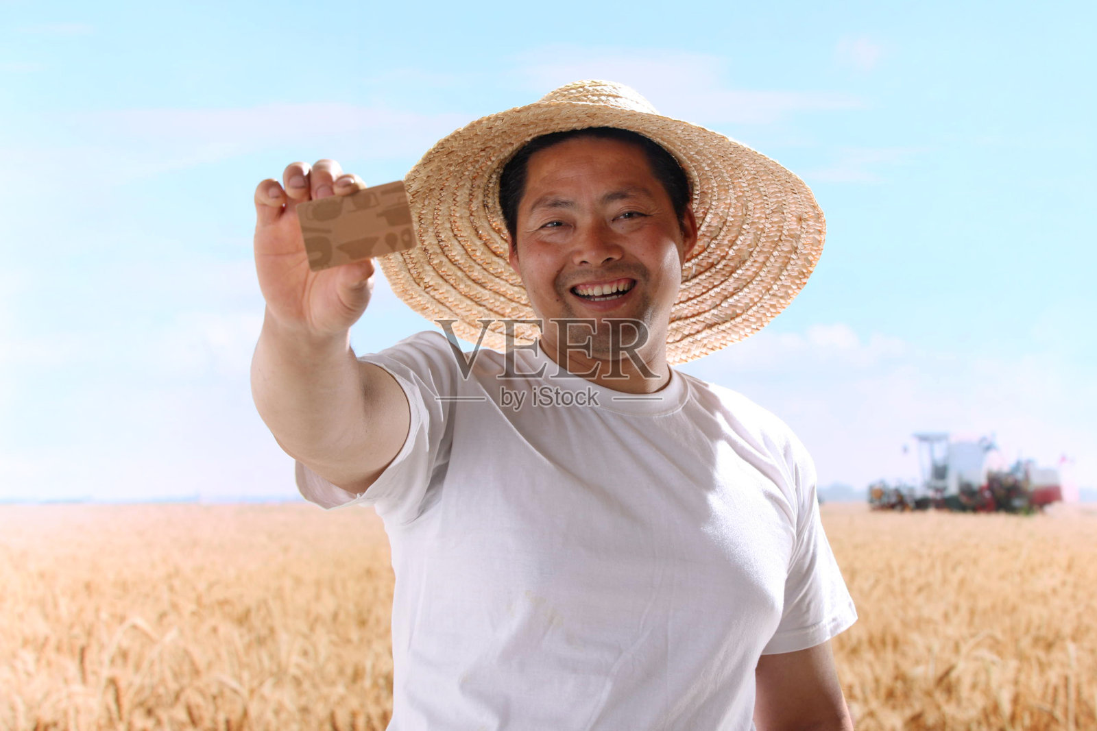 一个农民站在麦田里照片摄影图片