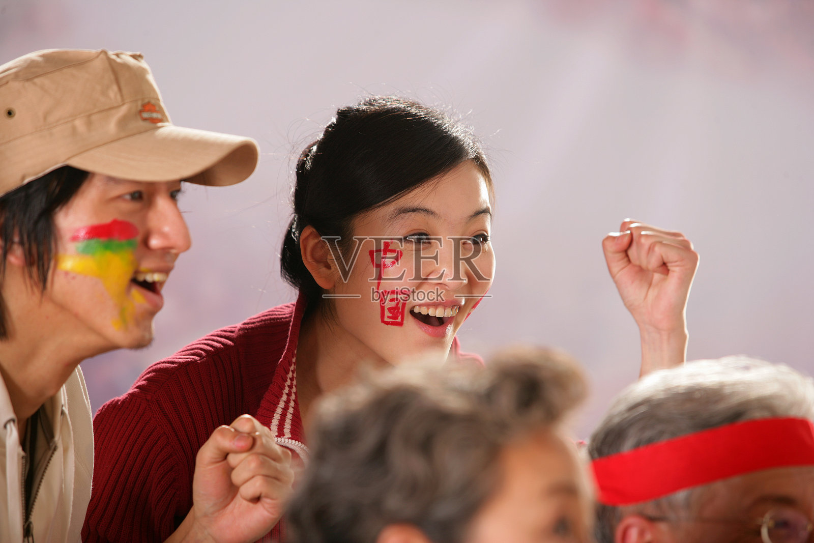 crowd cheering in stadium照片摄影图片