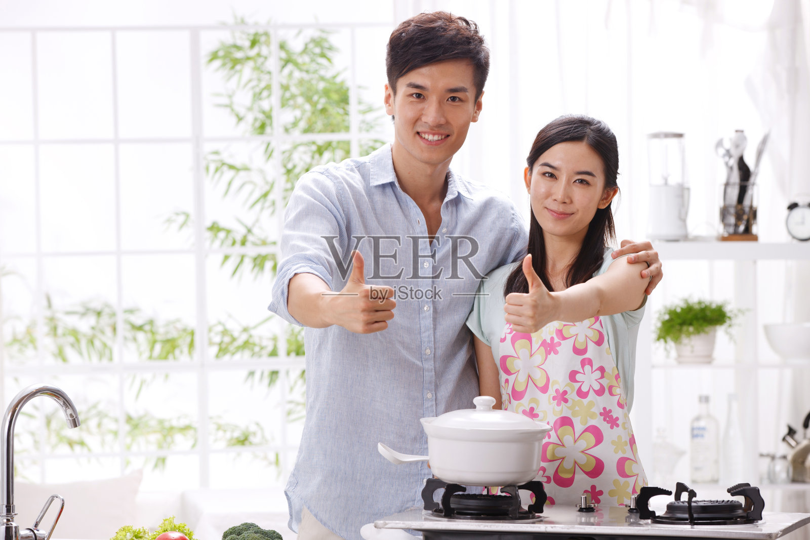 年轻夫妇在厨房做饭照片摄影图片