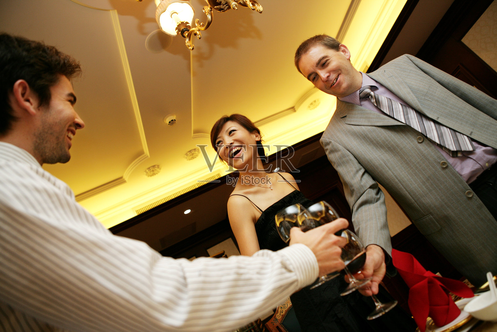 东西方人举杯庆祝照片摄影图片