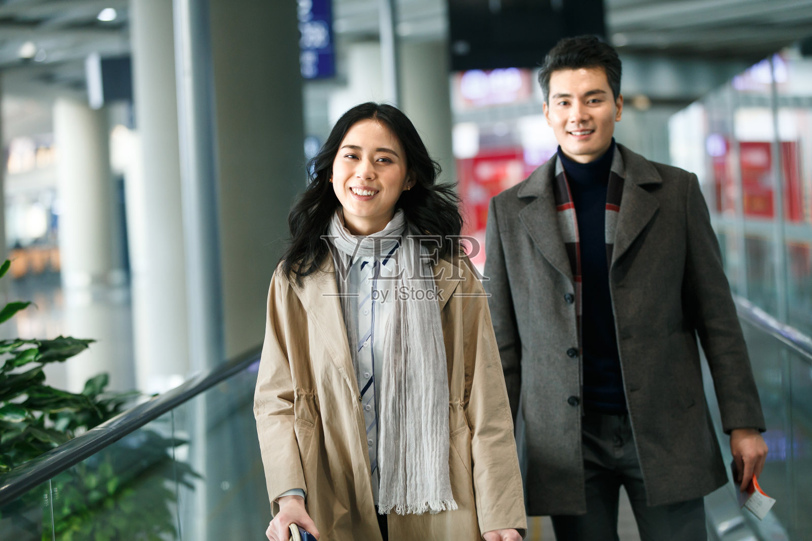 商务男女在机场照片摄影图片