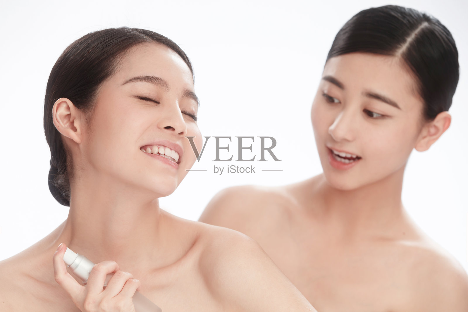 漂亮的女闺蜜使用护肤品照片摄影图片