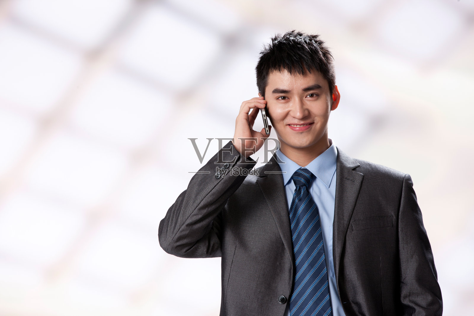 青年商务男士打电话照片摄影图片