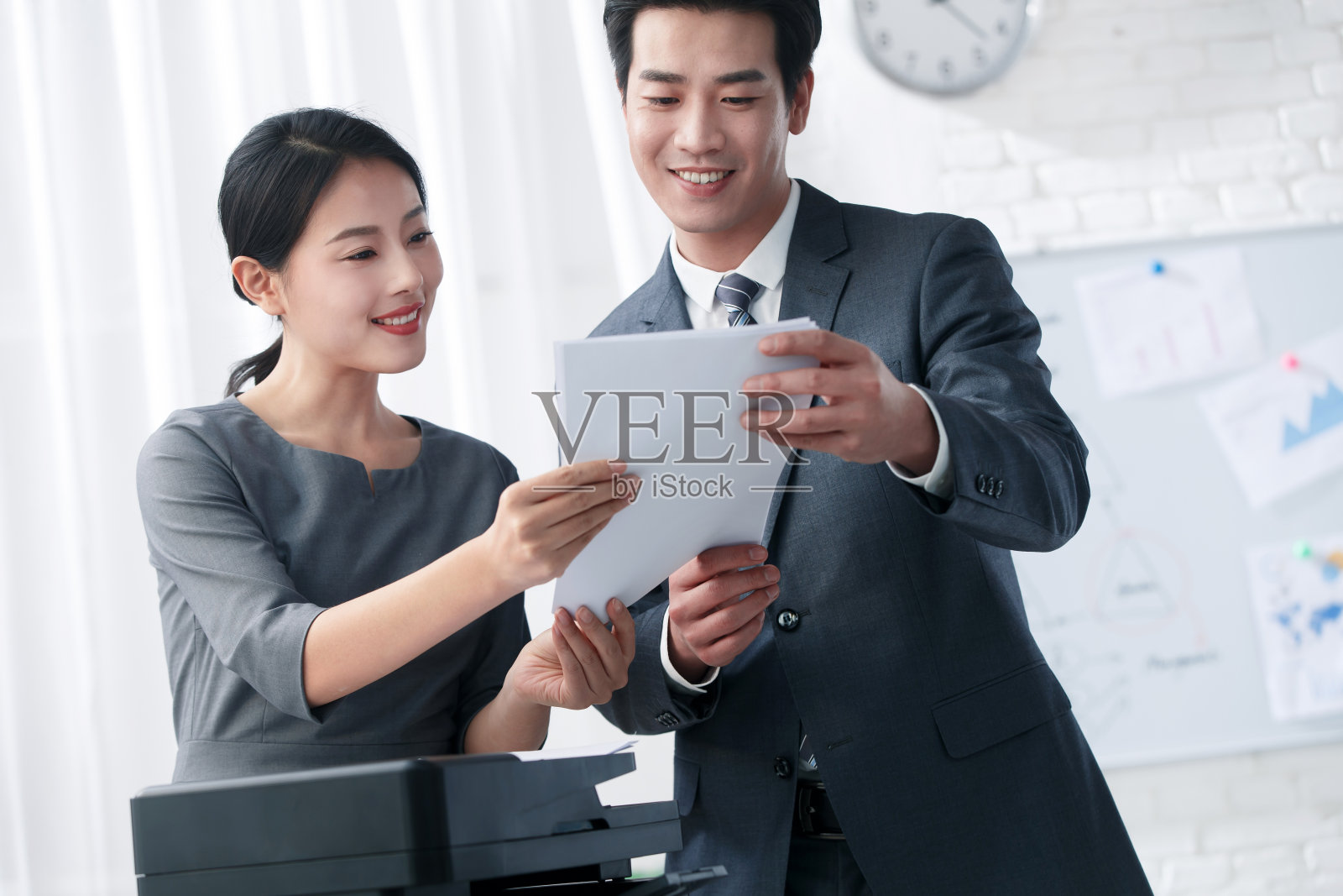 青年商务男女在办公照片摄影图片